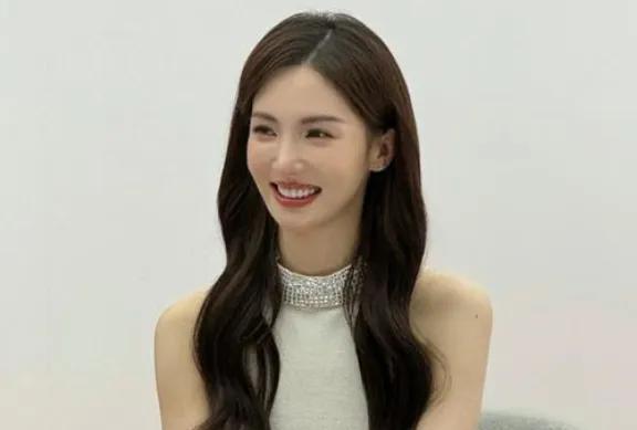 金晨成电影新宠？合作孙阳票房亮眼
最近，金晨的演艺事业可谓是一路“狂飙”，成了电