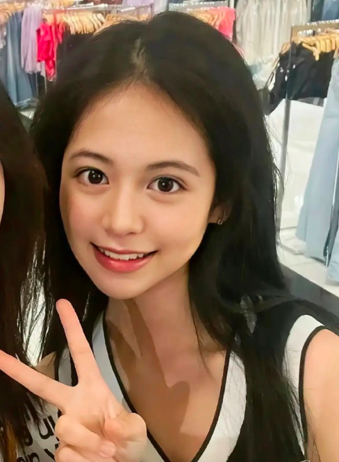 57岁翁虹比年轻时候更有韵味了，不仅皮肤保养的细腻白嫩，就连身材都好的不得了。