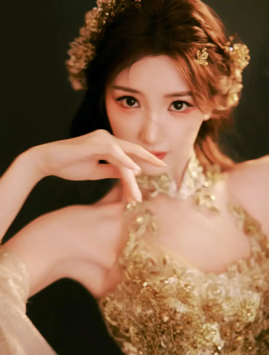 毛晓彤穿鎏金刺绣纱裙灵动贵气 眼尾红妆更添妩媚风情