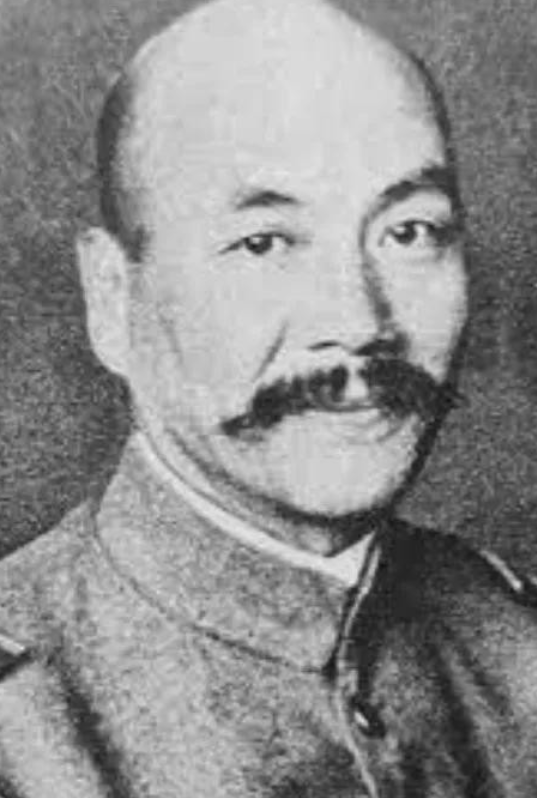 1942年，中国炮兵正在擦拭炮弹，见炮弹受潮，一个炮兵提议：“让我打一炮吧！”这