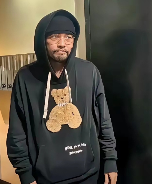 一觉醒来，昆凌的天都塌了。
31岁的昆凌正直青春靓丽，
46岁的周杰伦却已老态龙