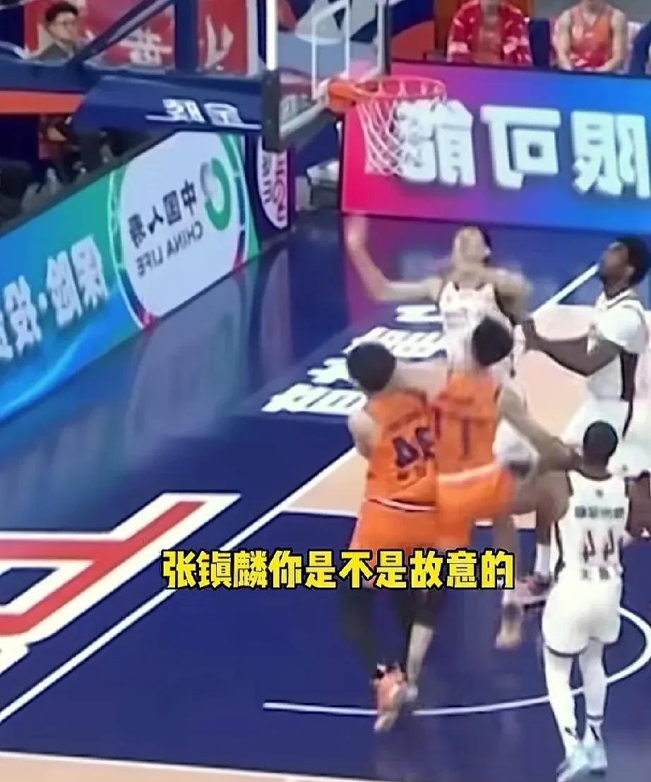 张镇麟肘击王哲林，后者痛苦倒地！
在上海对阵浙江的比赛中，张镇麟在一次进攻落地时