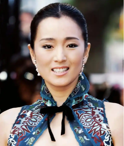曾经嫁外国人的10位女星。
快参影视馆。
·第一位：巩俐。
·第二位：钟丽