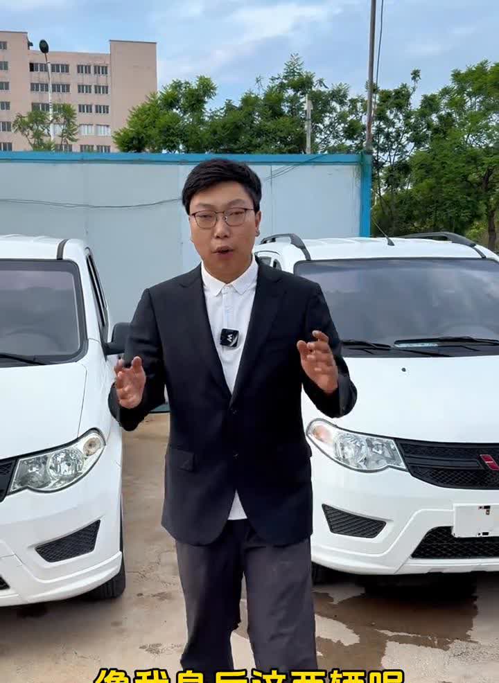 五菱神车跌落神坛。
曾经的五菱神车也跌落神坛了。像我身后这两辆2021年的五菱