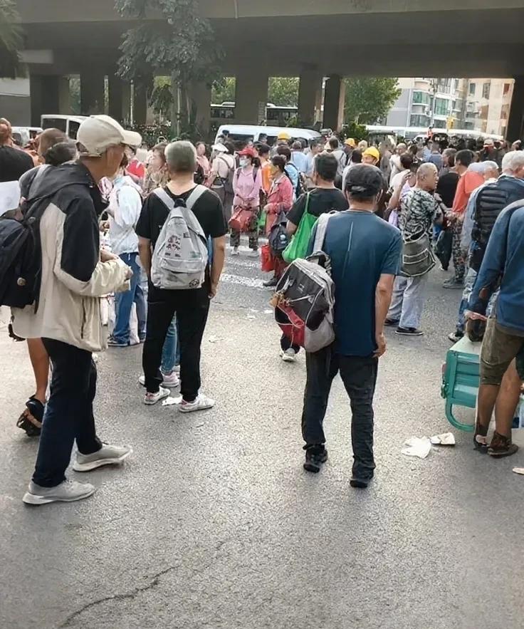 山东济南高温天气有所回落，用工价随之有所下降
这些打工人4点多都到这里来了，五点