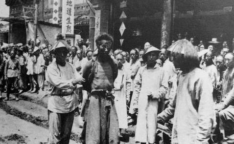 1681年，吴三桂麾下第一猛将马宝，兵败被俘后，康熙下旨凌迟。在3天的行刑过程中
