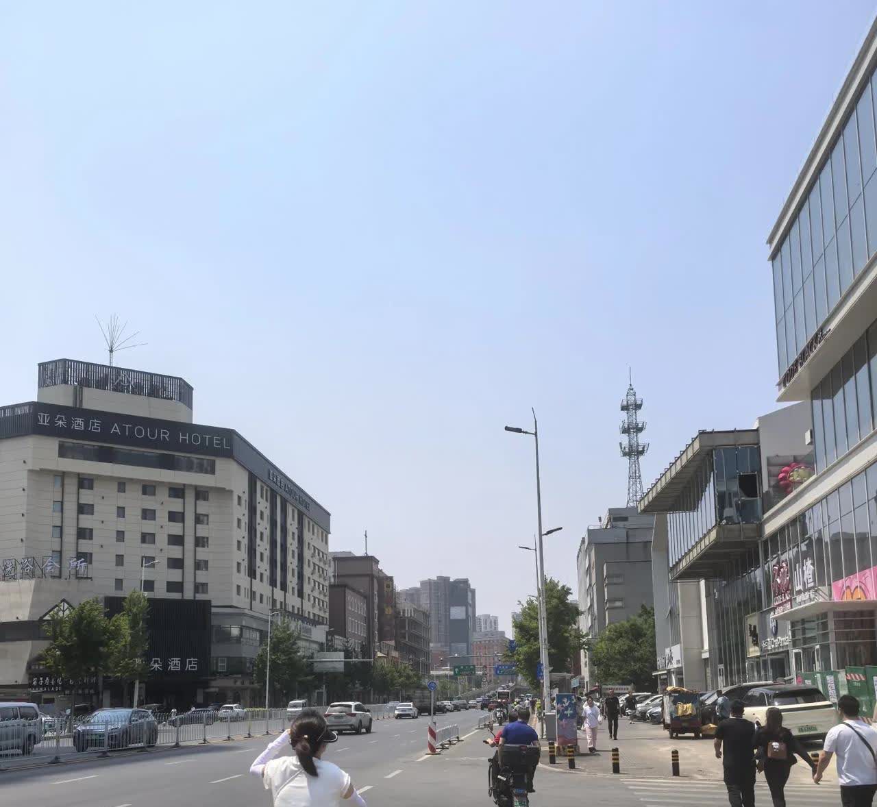 今年四月以来，比亚迪突然开始降价，降价幅度之大、品牌涉及之广是前所未有的，有人说