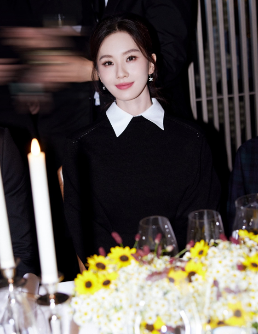 刘诗诗工作室放图，如天鹅般优雅。

刘诗诗的优雅从容，让人感觉到松弛，舒服自然