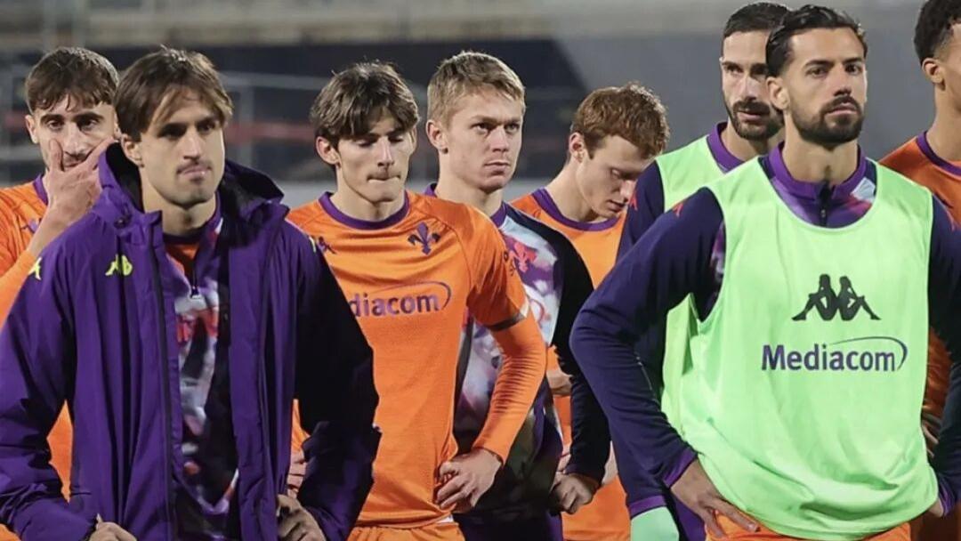 疯了！单场4红牌！豪门15轮不胜+垫底！赛后全队沉默抗议