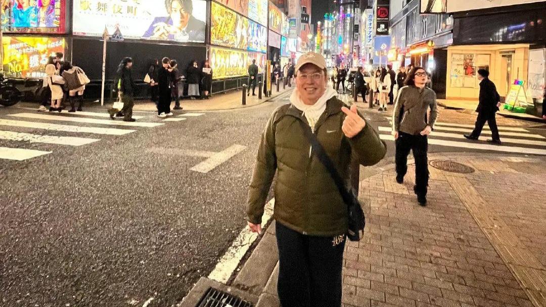 74岁谭咏麟去日本度假