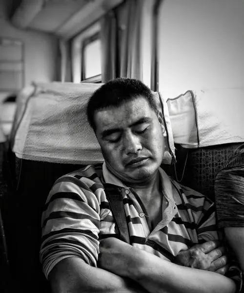 一个残酷的现实：人到中年，如果没有特殊经济困难，千万不要用时间和体力去换钱，这是