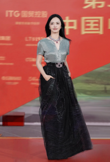 演员及制作人姚晨 身着 Giorgio Armani Privé高级定制礼服现身