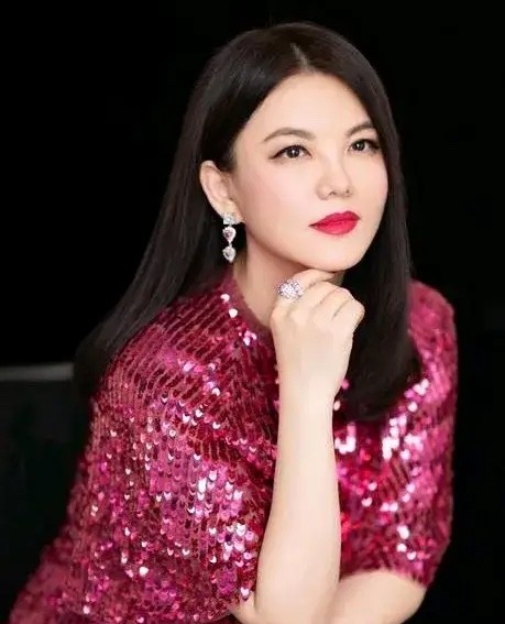 李湘说，我当年放弃天津大学的保送资格，以专业第一的成绩考入中国传媒大学，就是想做