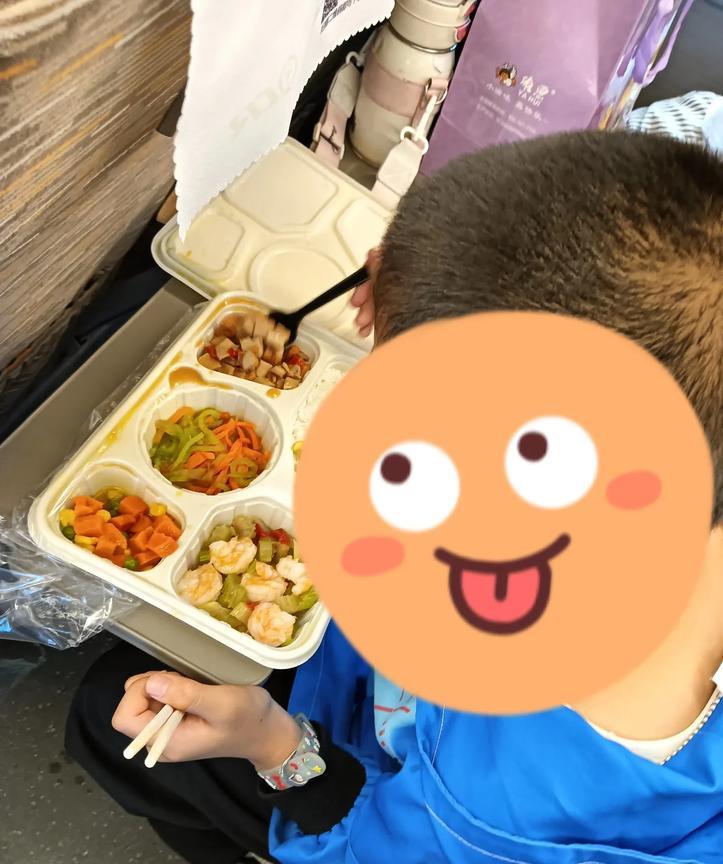 太贵了，库存一盒饭最便宜48元，
排骨饭59元，牛腩饭68元。
本来是做好了一盆