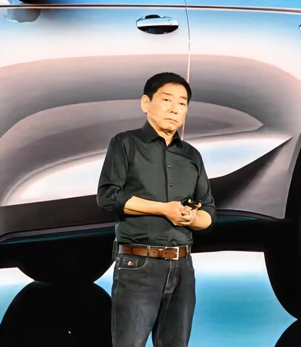 有没有人想过？
魏建军为什么敢？
为什么能说出来这样的话？不是他飘了，也不是