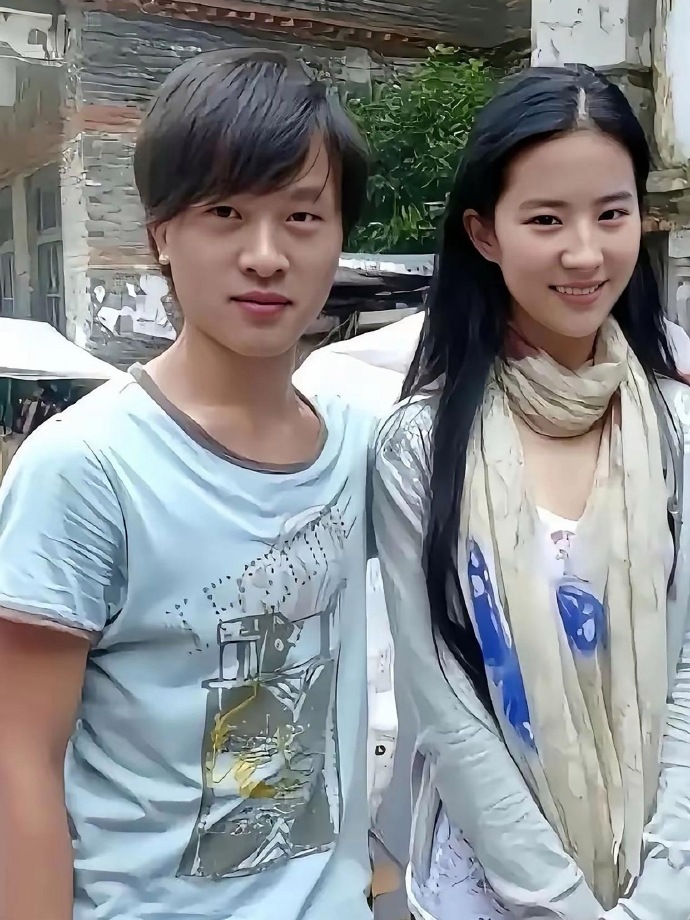 不懂就问，刘亦菲我认识，旁边这个小子是何润东吗？ ​​​