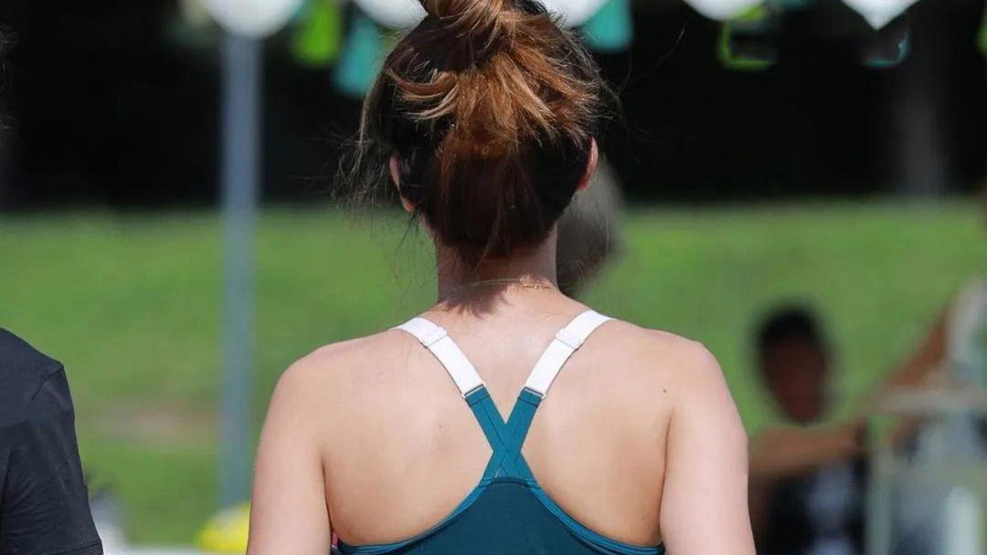 不一样的穿搭新体验！黑色瑜伽裤+吊带背心，温柔与时尚完美融合