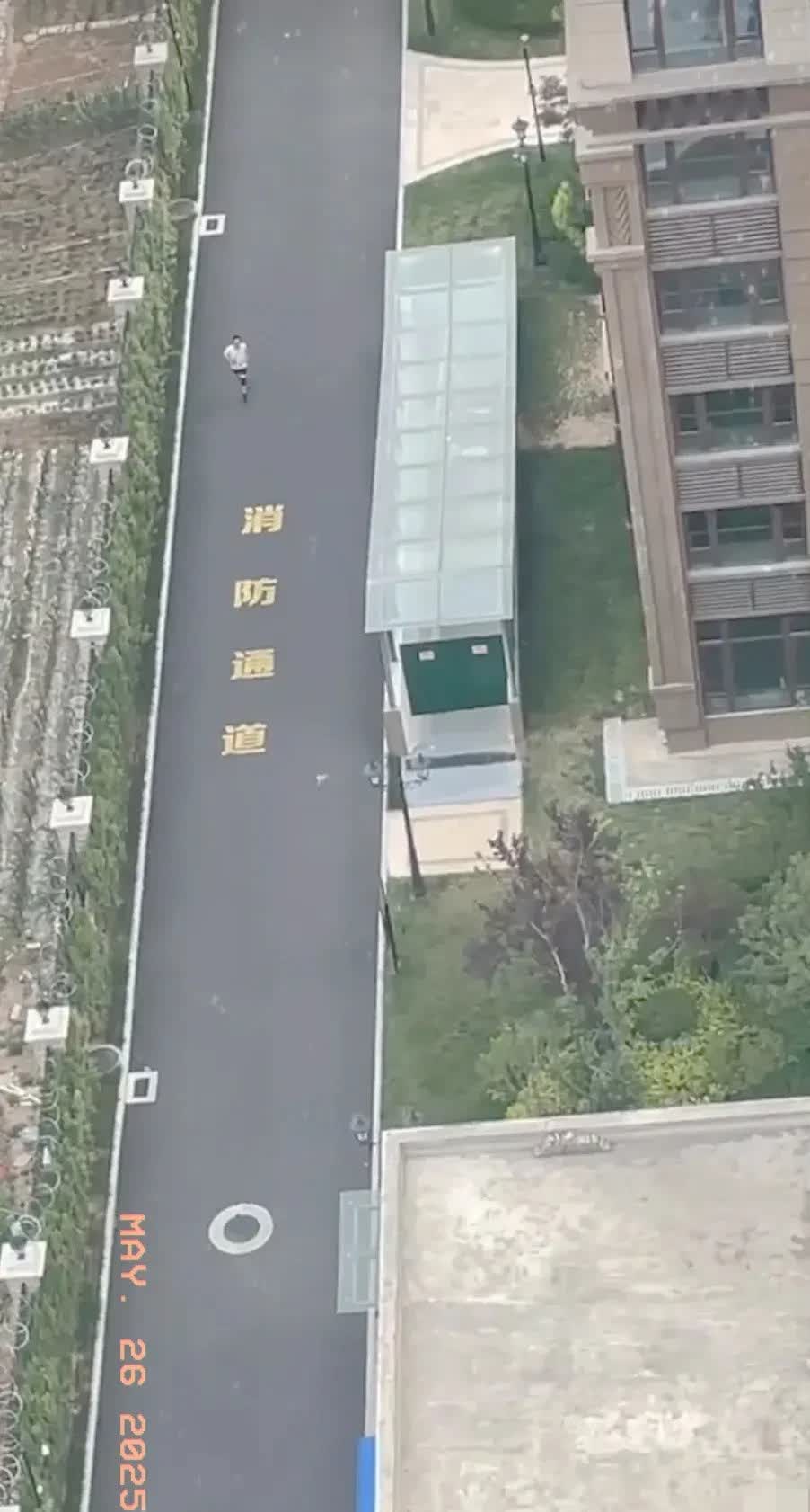 一个资深跑者的惭愧！

清晨五点半，小区里空气还带着点露水的清甜，我裹紧运动