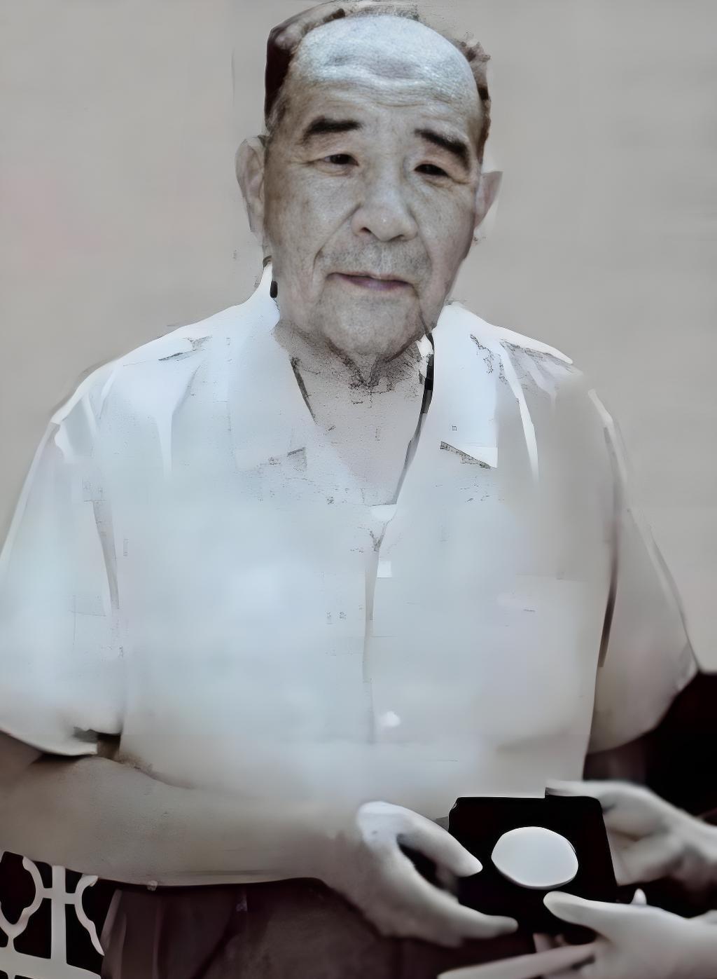 1976年，河北青山县的委书记冉广岐收到了地震预警，他思索再三，决定立刻安排青龙