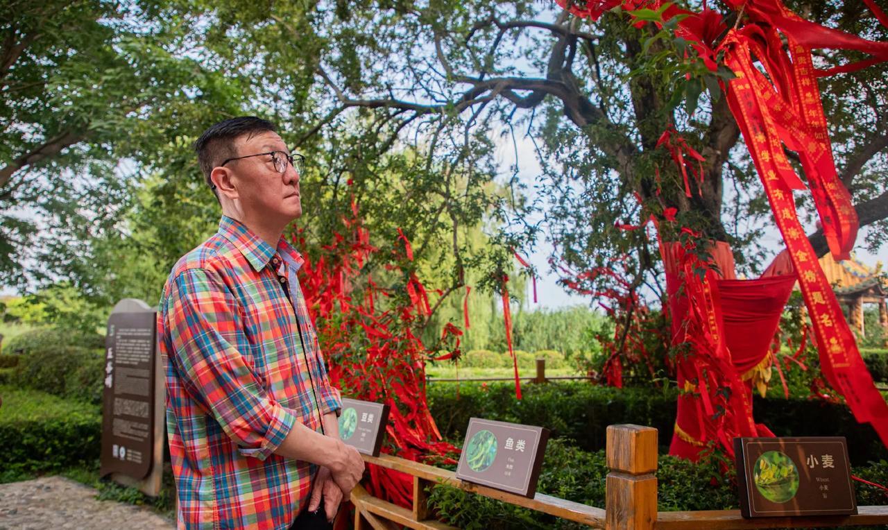 著名歌手韩磊早前去建湖九龙口游览的照片，韩磊真是人老心不老，穿着彩虹格子衫，看起