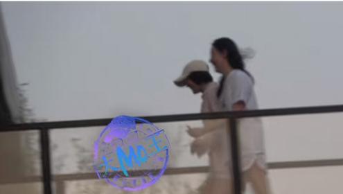 秦岚与宋佳夫妇亲密聚会，
魏大勋暖心接秦岚回家，
看到狗仔偷拍的这段视频大家是不