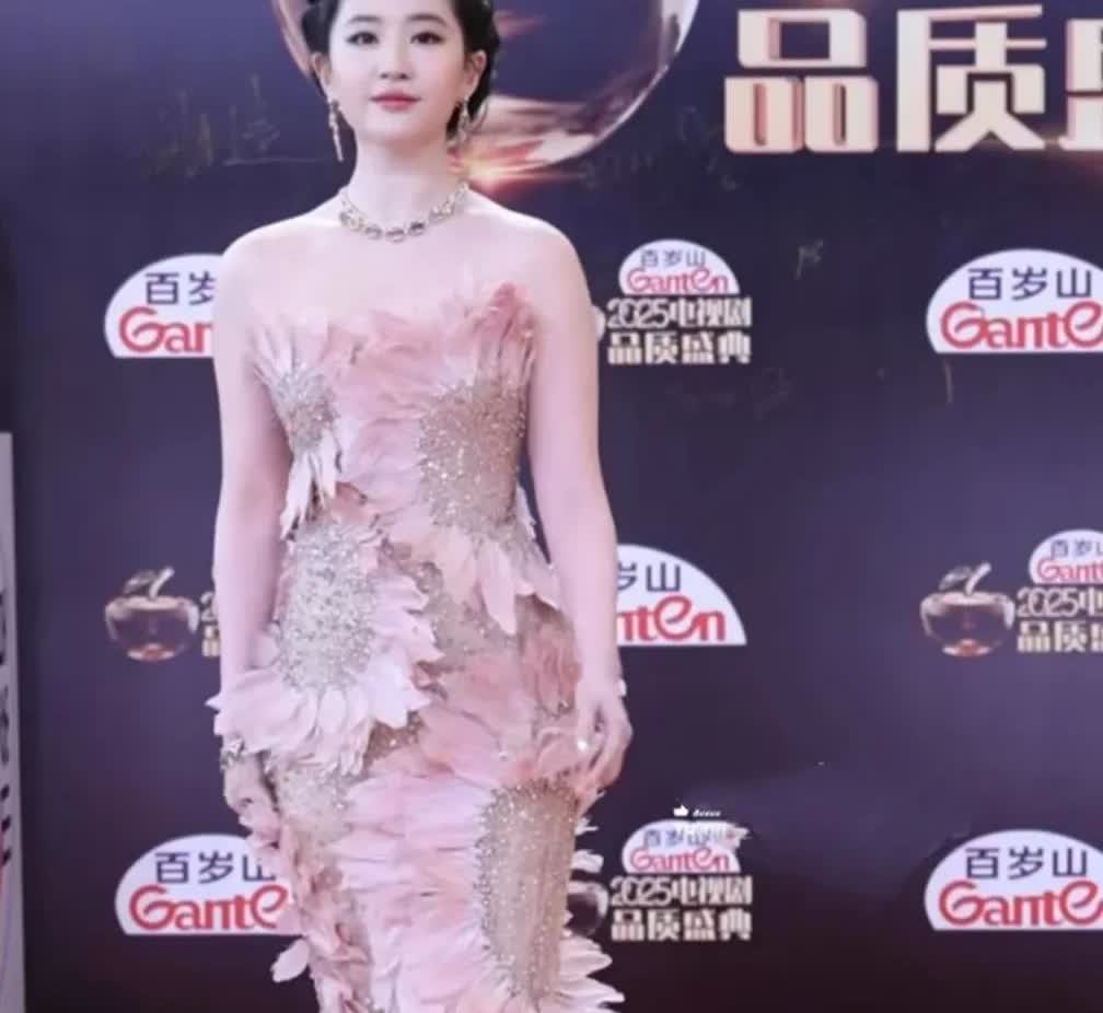 今日刘亦菲因太美登上热搜，而关晓彤也以“关晓彤的造型师又有什么心事了”登上热搜。