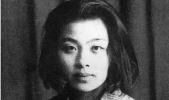 1928年，女作家丁玲同时爱上了两个男人，她谁都无法放弃，于是便提出了三人同居，