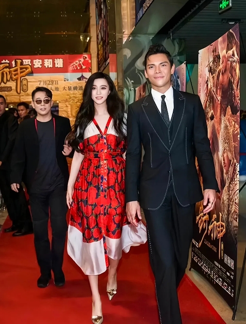 原来向佐也曾是一个型男呀！
这走路带风的样子太帅了，难怪郭碧婷非他不嫁呢！
可惜