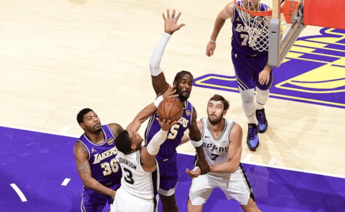 NBA杯四分之一决赛，湖人对阵马刺的比赛正在进行中。
比赛进行到第二节，湖人已经
