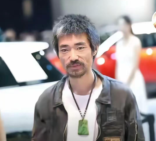本以为碰到大佬了，谁知道是装的！此前在车展上声名鹊起的“破衣哥”，尽管衣着褴褛，