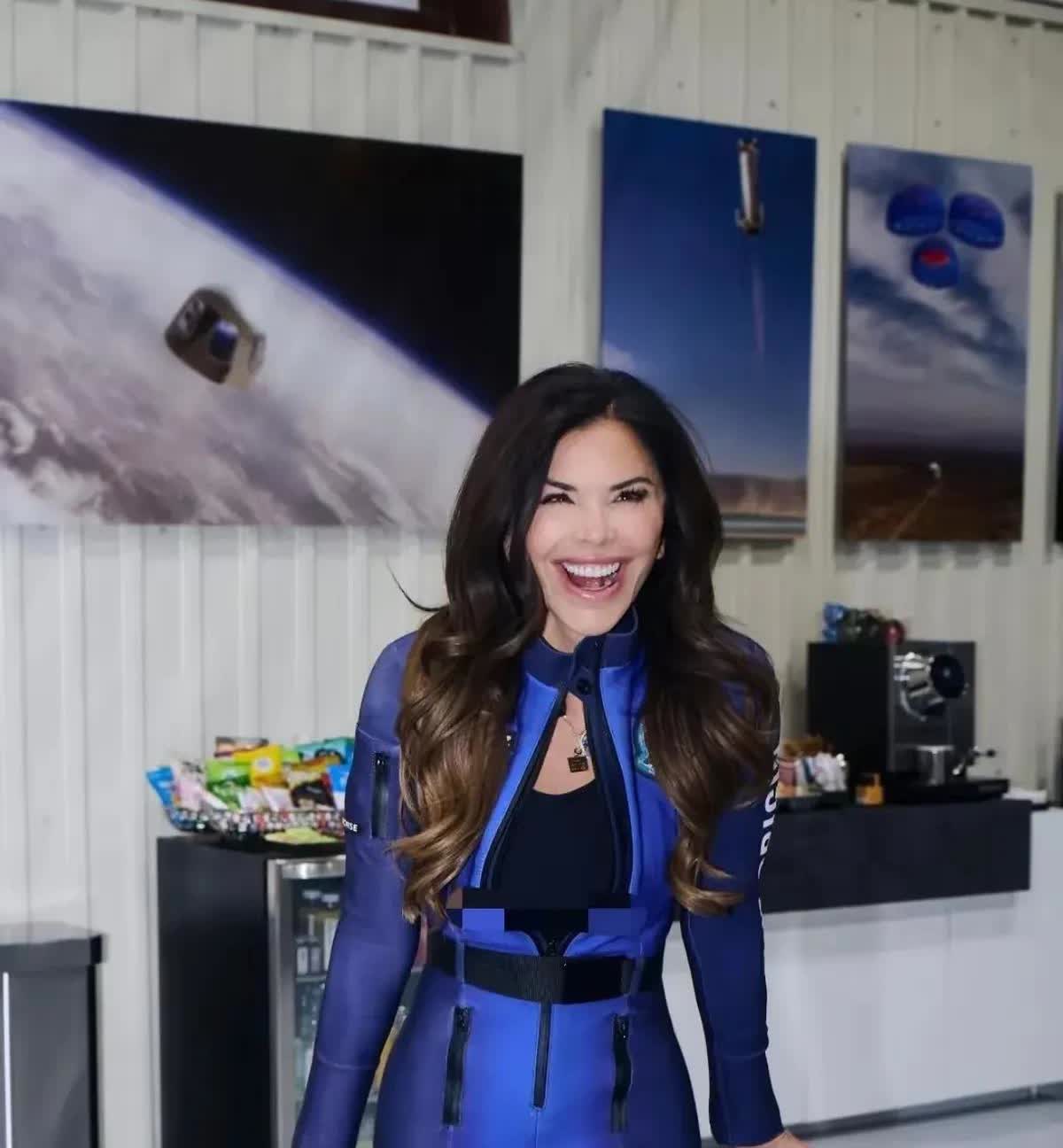 太空归来的桑切斯终于赢得了一切！
哭着上太空，返回地面抱着贝佐斯继续哭，接受采