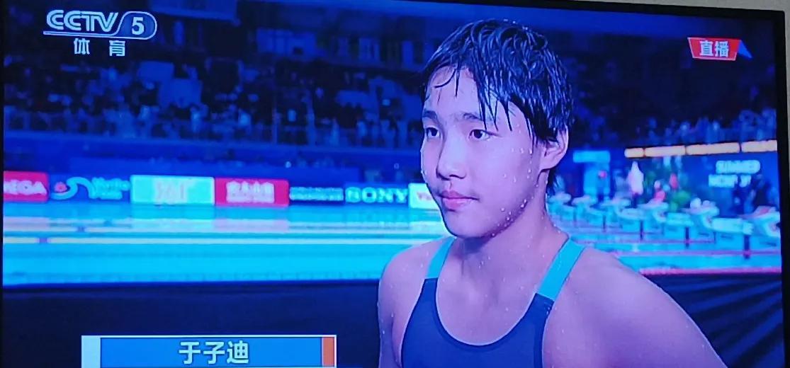 2分09秒21——这是在刚刚结束的游泳世锦赛上，中国天才少女于子迪以又一次大幅提