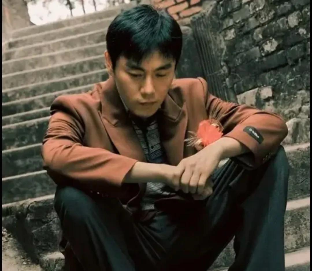 终于知道秦昊演技为什么这么好了！
他说他从来不看自己演的电视剧，因为他看到的只有
