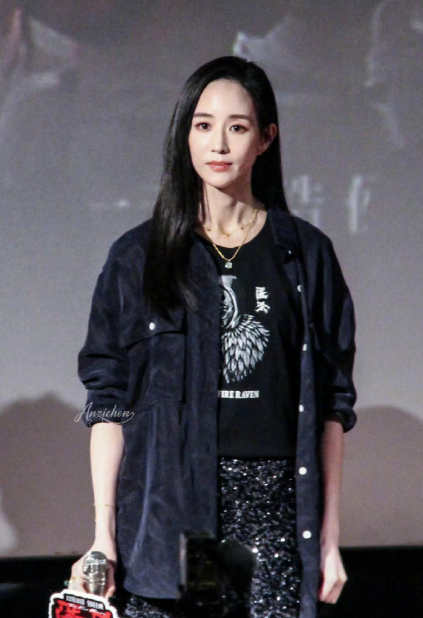 张子枫作为嘉宾出席电影《匿杀》首映礼时，特别提到张钧甯饰演角色的一场“车内落泪戏