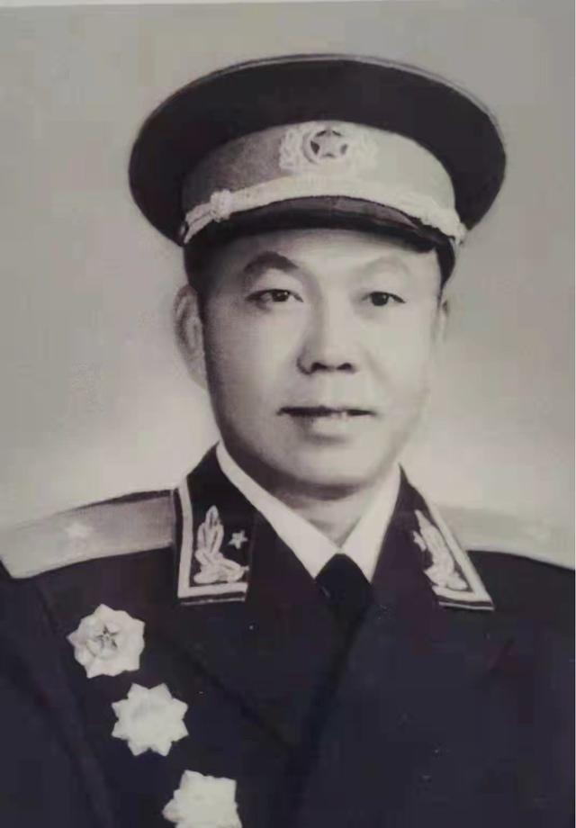 1984年3月，开国少将孔俊彪回到宁化。在县招待所，孔俊彪对时任县武装部政委的周