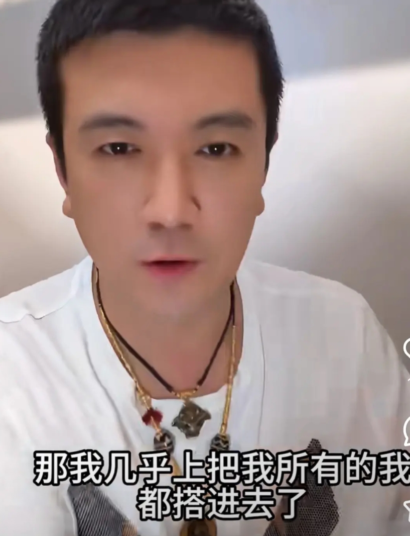 杨子直播还是离不了讲黄圣依那些事。
他说当初跟黄圣依结婚没给彩礼，是因为帮她摆平