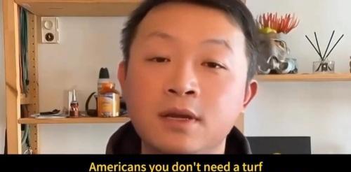 一个中国小伙在Tik Tok上教美国人闹革命，这视频直接在外网杀疯了！
“你们不