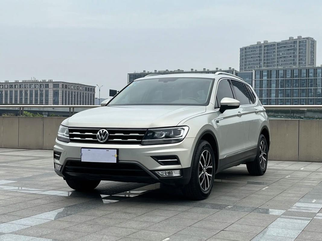 38万买途观L后悔了吗？
怎么说呢，说后悔吧，它确实很皮实耐用，7年了，基本没出