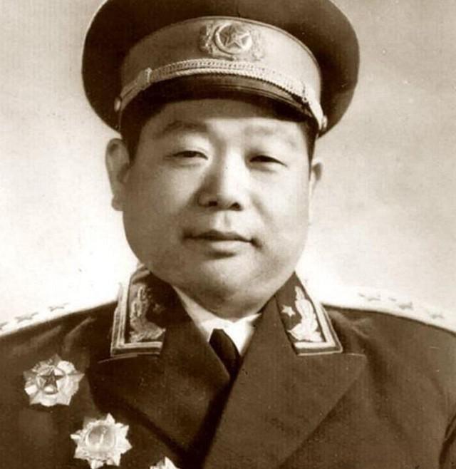 1950年，一个打扮妖艳的女人来到重庆市公安局，自称是特务要自首。工作人员查清她
