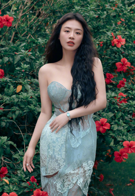 马思纯这一抹绯红的妆造，很不同，感觉很不一样！