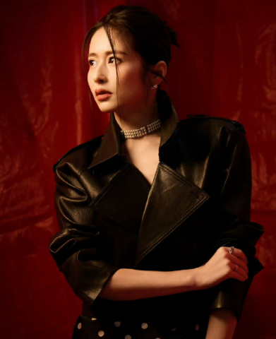 太羡慕啦!颖儿带放寒假的女儿在海岛享受惬意时光，老公又帅又能赚钱还顾家。愿她们一