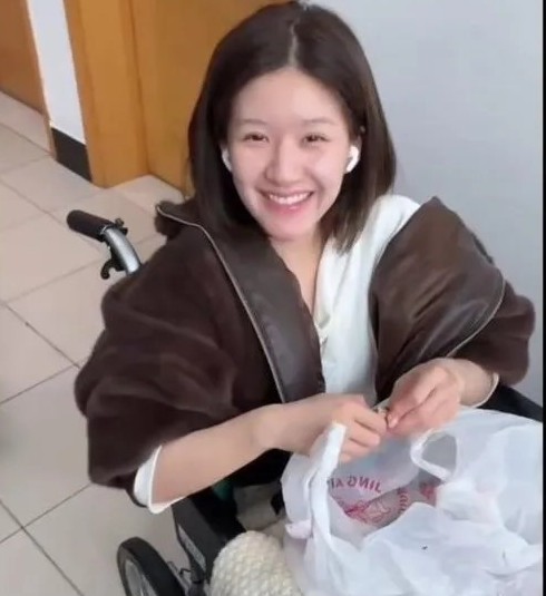 把赵露思逼成什么了！
终于撕开了明星背后不光彩的一面！！
划钱、骗签账单、架空工