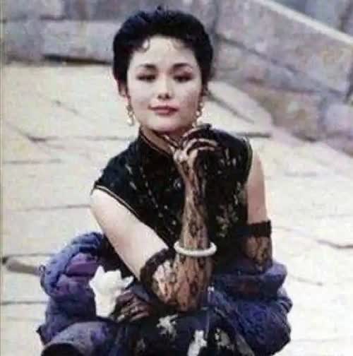 1976年，演员廖学秋去外面拍戏，和老公分别了六个月，她归心似箭，往家赶，想给丈
