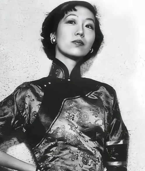 1956年吃下堕胎药的张爱玲，在床上疼的直打滚，突然，孩子掉下来，她长舒一口气说