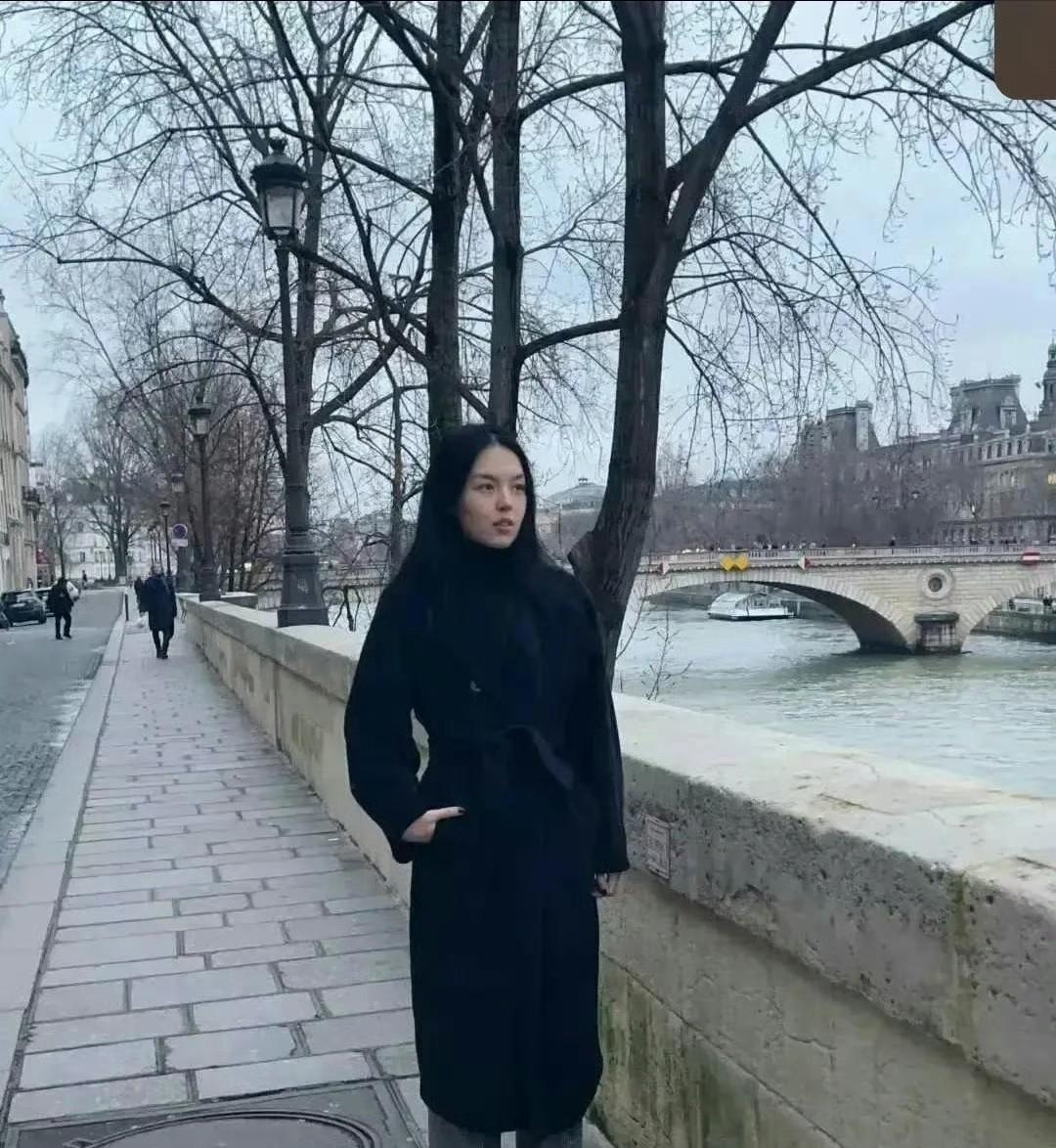 李咏女儿在法国街头，父亲去世时，给她留下了巨额遗产。看来她生活得不错人也挺漂亮#
