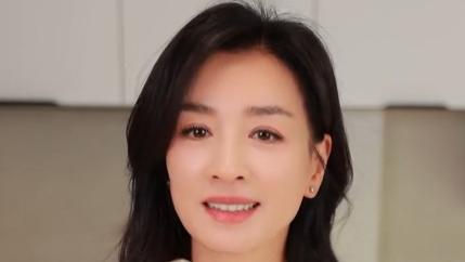 年过半百的女星张庭，是怎么吃得开心还不长胖的呢？