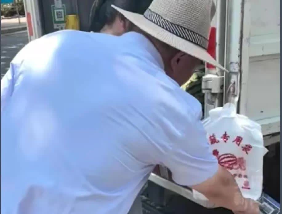 “还是好人多！”山东，一位老大爷提着刚买的西瓜，去找西瓜摊贩理论，“你这秤有问题