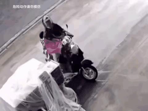水果框施了魔法，胆敢对它有邪念，倒霉事就一桩接一桩。