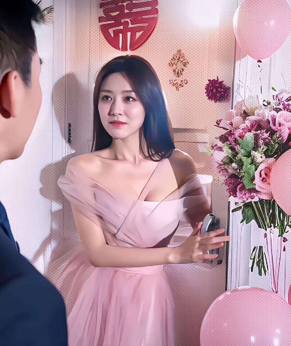 完了，全网最美伴娘要被伴郎追走了！
