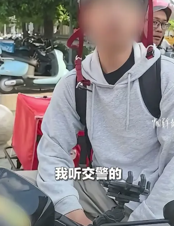 “先不说对错，你是不是撞到我了？”8月10日，江苏苏州，一年轻女子骑电动车在和一